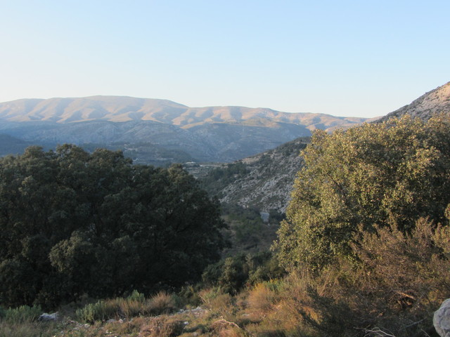 Westseite: Blick auf die Serra d'Alfaro oberhalb von Castell de Castells.