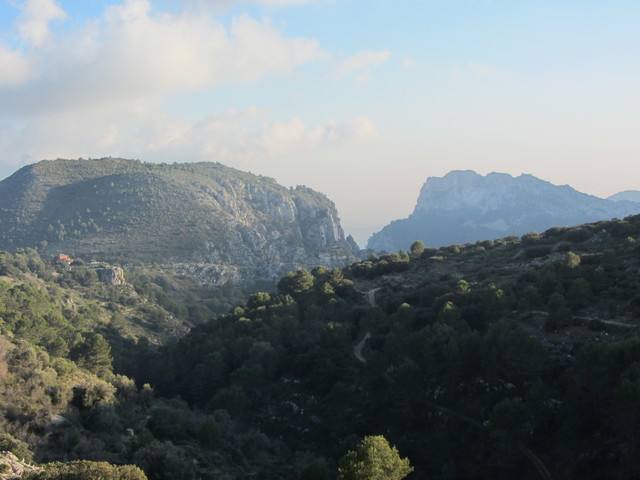 Ostseite: Die Felsformationen der Serra de Xortà.