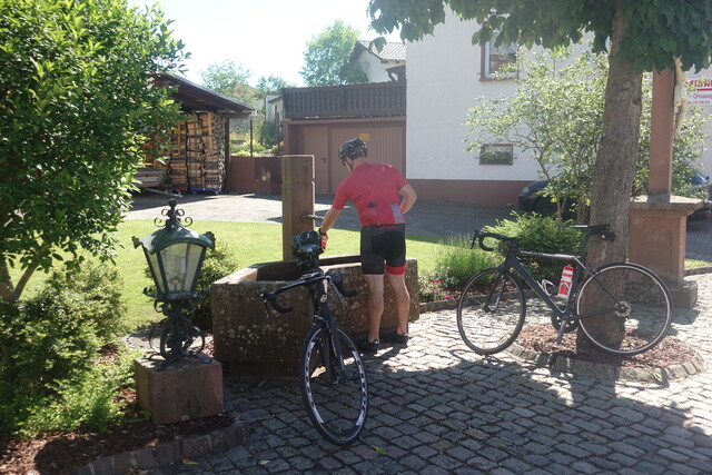 In Fischbach, Startort der Ostauffahrt, wartet ein Brunnen mit Erfrischung auf. Bäcker und Wasgau sind gleich nebenan.