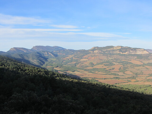 Nordanfahrt: Blick nach Südwesten zum Montsec de Rúbies links und der Serra de la Campaneta rechts. Irgendwo dort liegt die Collada d'Hostal Roig.