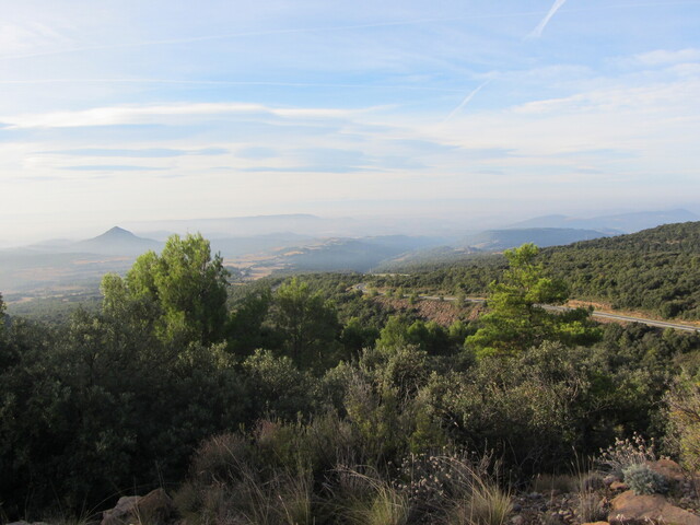 Südanfahrt: Blick ins Innere Kataloniens. Der Kegel ist der Montmagastre.