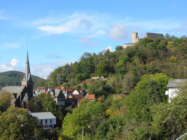 Südseite: Kurz hinter dem Start ein Blick zur Burg von Biedenkopf.