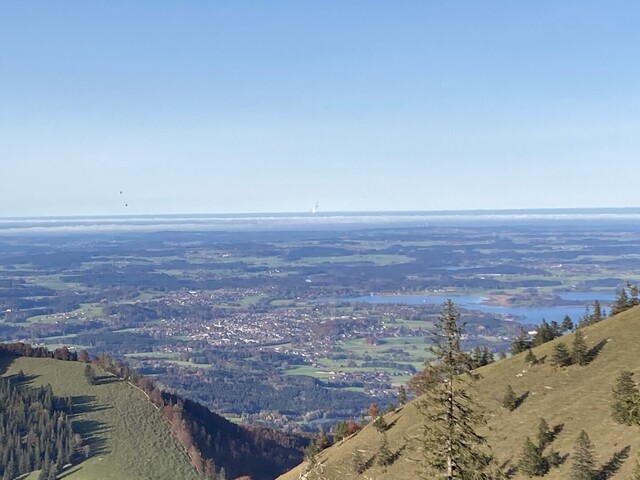 Der Blick vom oberen Bereich der Strecke runter ins Chiemgau mit Chiemsee.
