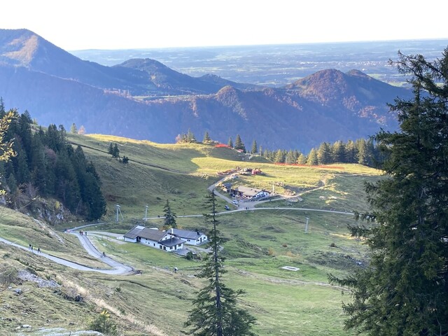 Der Blick zurück zur Gori-Alm (unten) und der Schlechtenberg-Alm.
Von rechts kommt der harte Steilhang hoch.