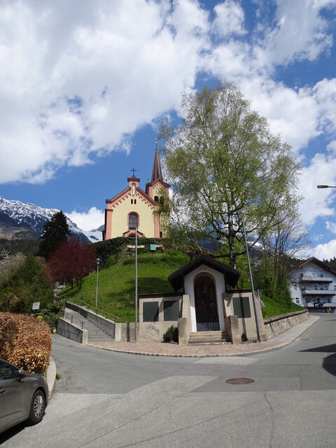 Mühlauer Kirche, rechts beginnt die Kirchgasse