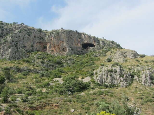 Südseite: Ein Schlund im Fels.