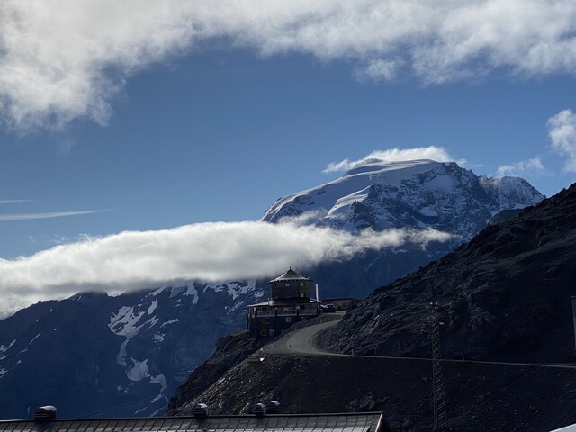 Die Tibethütte vor dem Ortler, kurz oberhalb der Passhöhe.