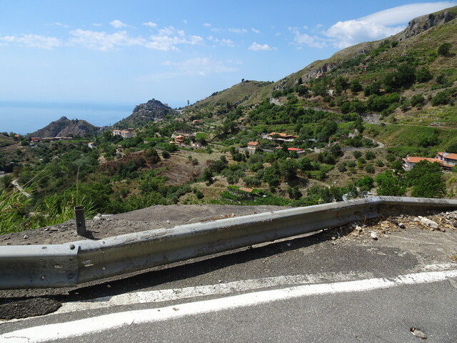 In der Auffahrt von Taormina - Blick zurück nach Castelmola
