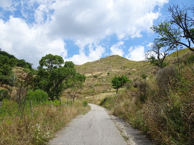 Die Straße ist schlecht, der Monte Lapa zum Greifen nahe.