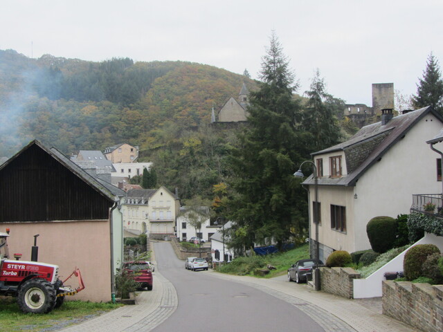 Steile Rampe aus Esch-Sauer heraus.