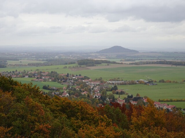 Blick vom Turm über Königshain zur Landeskrone bei Görlitz.