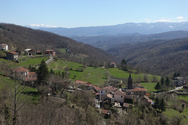 Montarsiccio mit den Apuanischen Alpen im Hintergrund.