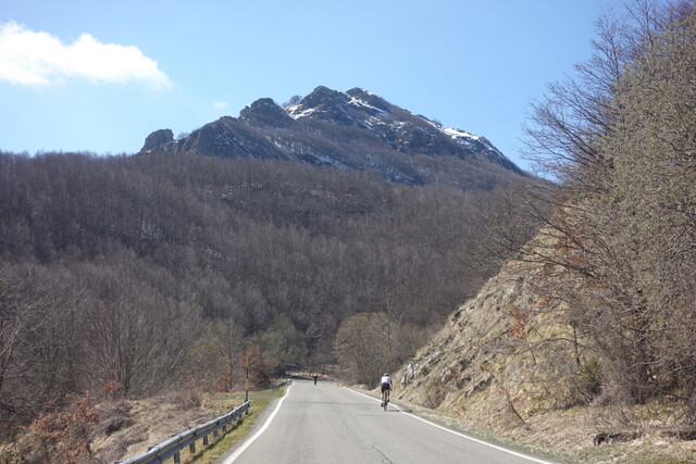 Wir fahren auf den Monte Tomarlo (1601 m) zu.