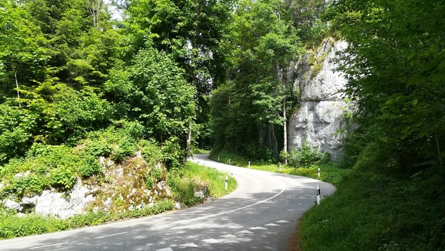 Im Welchenhans – die letzten Meter sind malerisch: Endlich weist die Strecke richtige Kurven auf, die sich erst noch zwischen Felsen durchschlängeln.