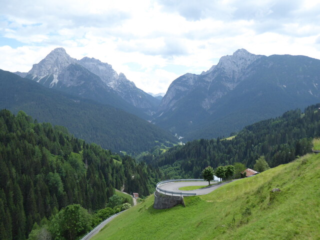 Süden: Rückblick auf die Gipfel des oberen Piave-Tals (viele haben ein "croda" im Namen").