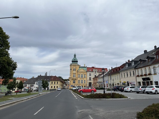 Der Marktplatz von Šluknov. Im Vordergrund nach rechts geht es zu den beiden Pässen in Richtung Süden. Photo: CC0 thelonious.