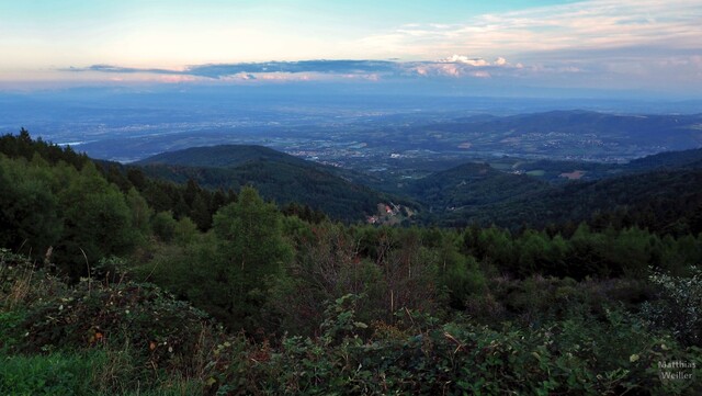 Das Panorama ins Rhonetal, Alpen sind kaum zu erkennen wegen diesiger Sicht