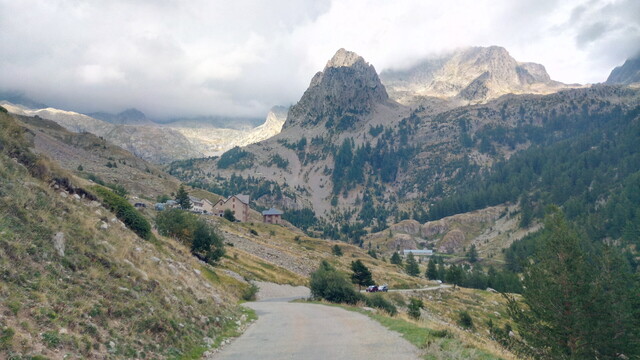 Das Rifugio vor den Berggipfeln des Mercantour-Argentera-Massivs.