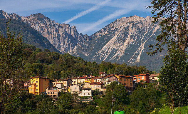 Südostanfahrt von Recoaro Terme: Letzte größere Häusersiedlung am Beginn des Anstieges.