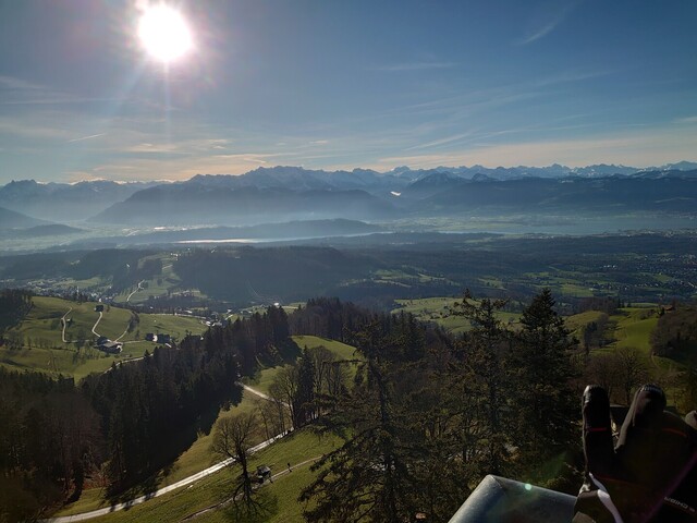 ..., auf die Glarner Alpen mit dem Tödi (über der tiefliegenden Wolke), ...... 