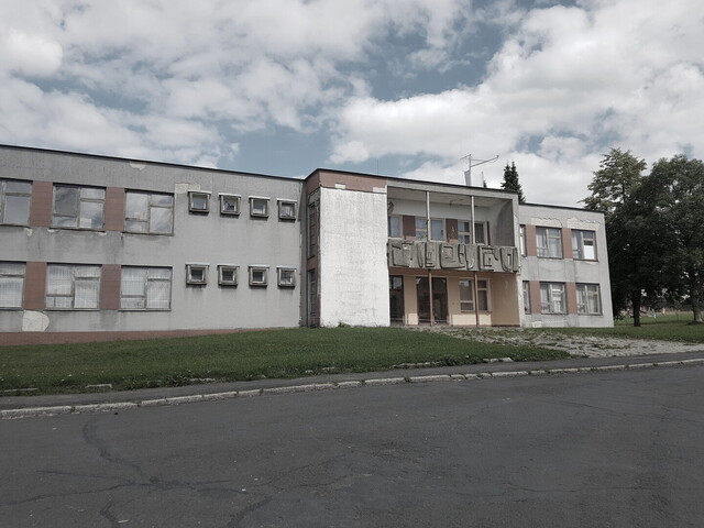 Ehemalige Grundschule von Rovná.
