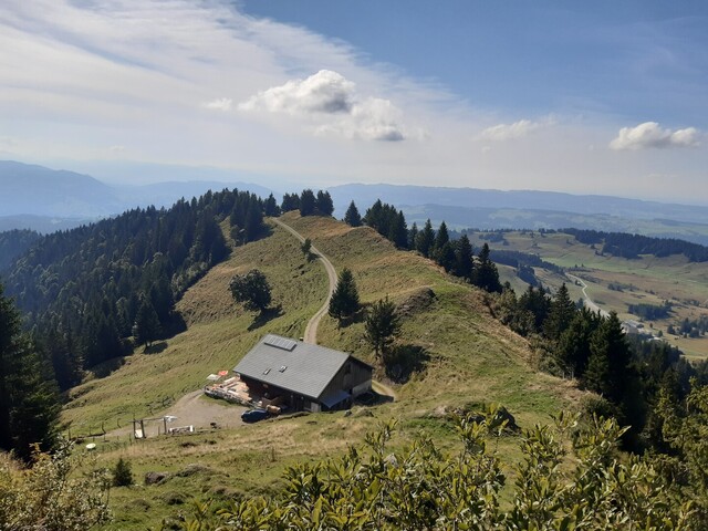 Hochhäderich, Blick vom Gipfel auf das Berggasthaus