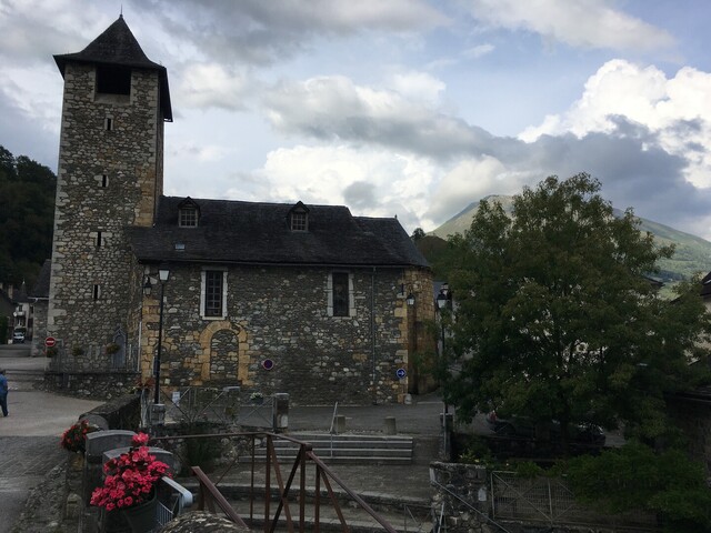 Col de Bouésou (O) Dorfkirche in Osse-en-Aspe, wo die Ostauffahrt beginnt (IMG 1750).
