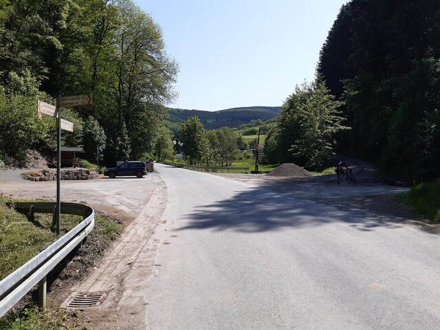 Nordauffahrt, Abzweig vor Milchenbach, hier scharf rechts