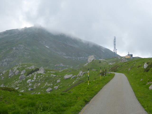 Im letzten offenen Teilstück. Links der Monte Cimone, rechts das Rifugio Pian Cavallaro, in der Bildmitte die militärischen Anlagen am Ende der Auffahrt.