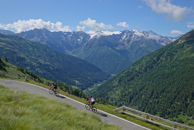 Nochmals Weitblicke über das obere Val Camonica hinweg in das Adamello-Massiv.