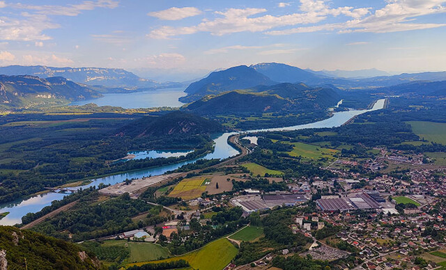Südrampe von Culoz: Blick auf den Lac du Bourget, die Rhône und auf Culoz.