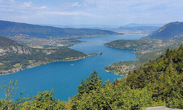 Der Blick von der Passhöhe auf den Lac d'Annecy ist sensationell.
