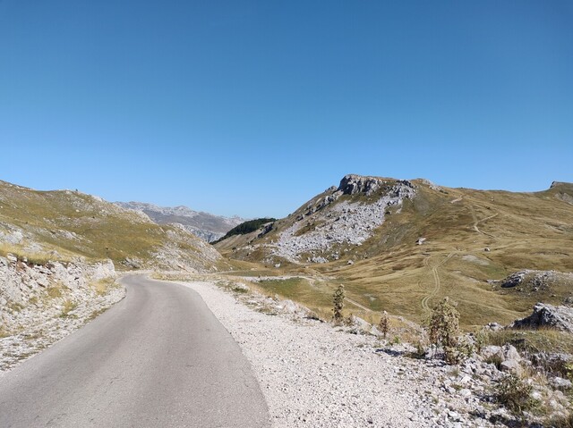 Blick von der Passhöhe nach Norden, im Hintergrund das Bjela&scaron;nica-Gebirge.