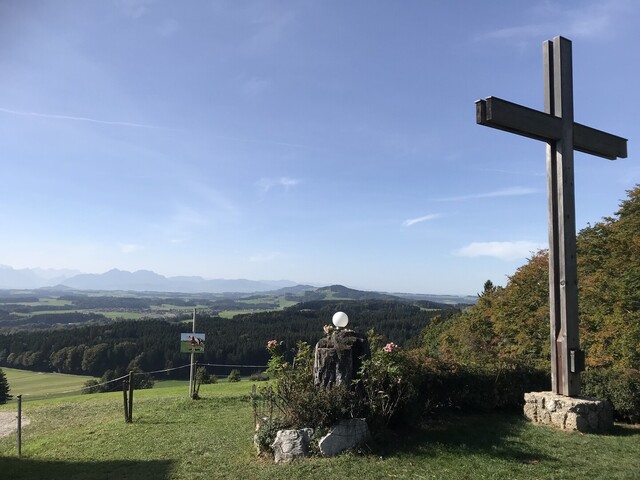 Panoramaausblick in Richtung Buchberg mit Gipfelkreuz