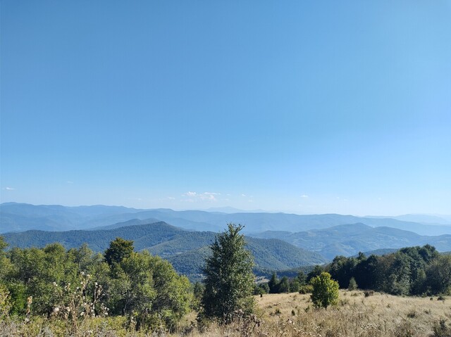Panorama an der Passhöhe nach Osten. Im Hintergrund das Durmitor-Gebirge in Montenegro.