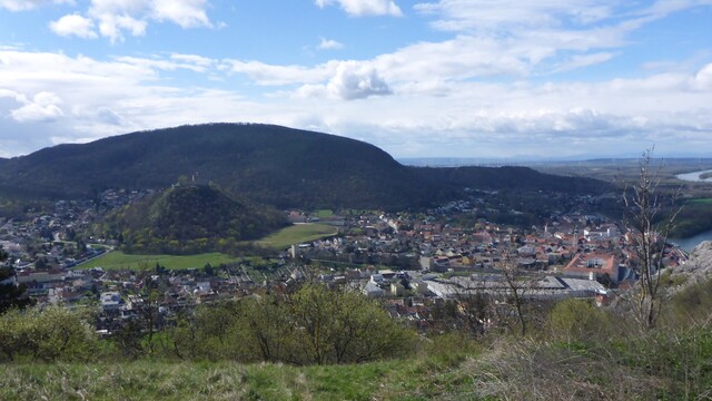 Blick vom Gipfel hinunter auf Hainburg und den Schlossberg