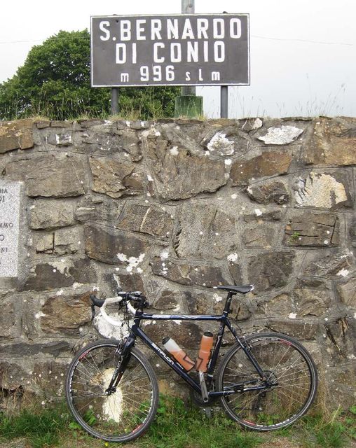 San Bernardo di Conio,  Passschild am Rande des Parkplatzes