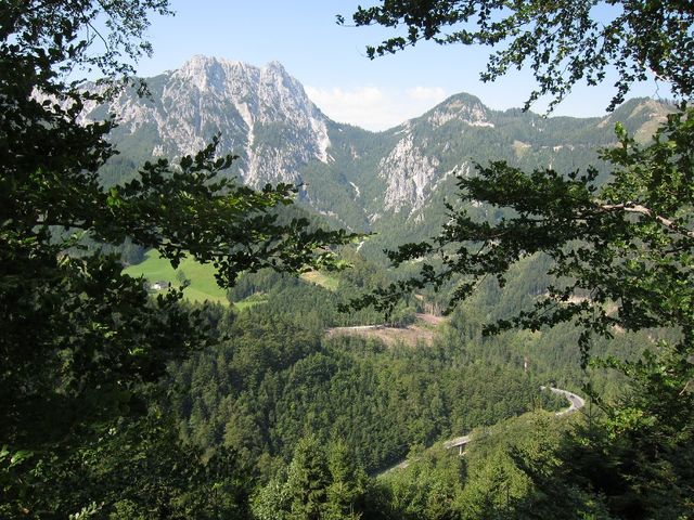Blick vom Nordanstieg zum Loiblpass ins Tal hinunter.