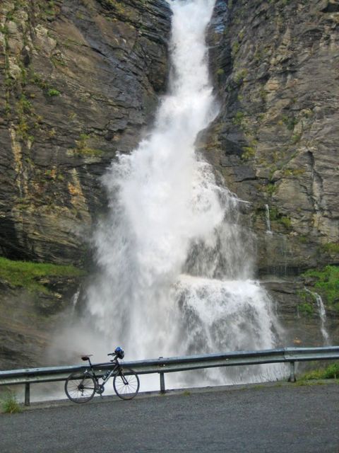 00 Wasserfall mit Velo auf dem Weg zur Alpe Devero, 27.08.09.