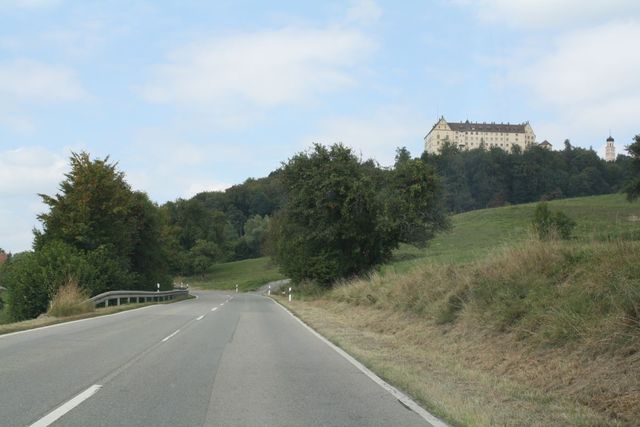Südauffahrt Leutstetten mit Blick auf das Schloß Heiligenberg.