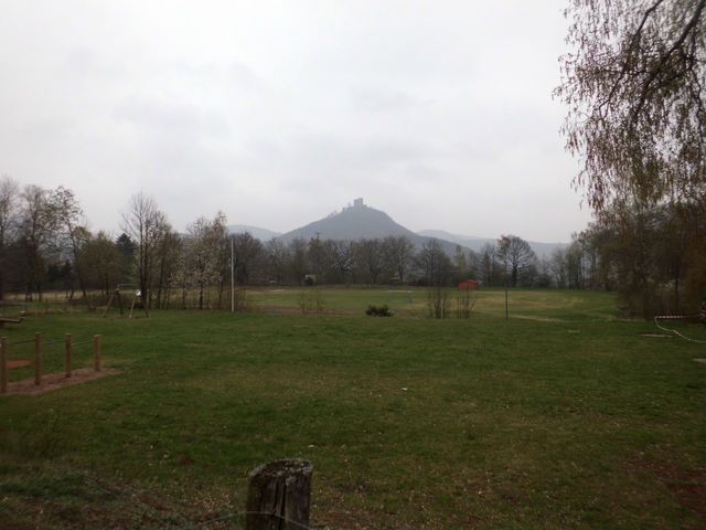Die Aussicht auf die Burg Trifels an einem trüben und kalten Karfreitag 2012