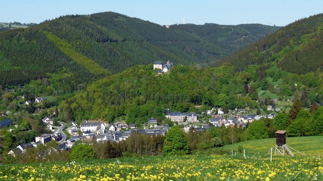 Blick auf Leutenberg mit Auffahrt nach Steinsdorf