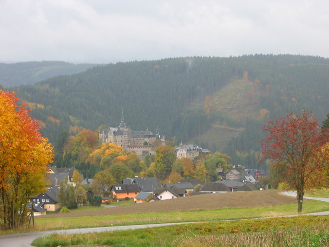 Blick auf Burg Lauenstein und Loquitztal