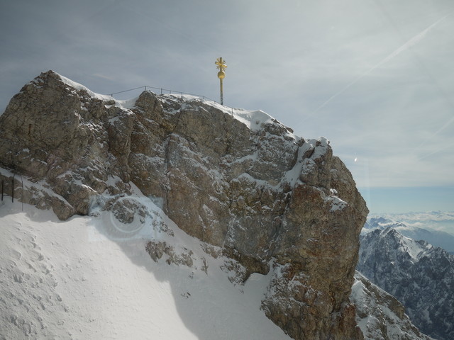 Das Gipfelkreuz der Zugspitze. In der Panoramalounge zum Greifen nah.