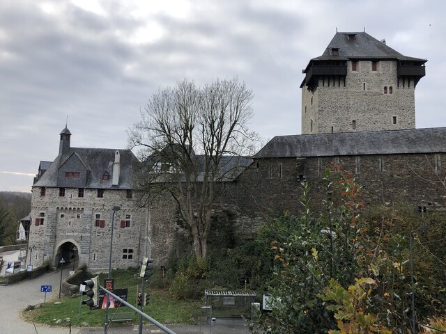 IMG 0340 - Schloss Burg (X) Schloss Burg mit Toreinfahrt.