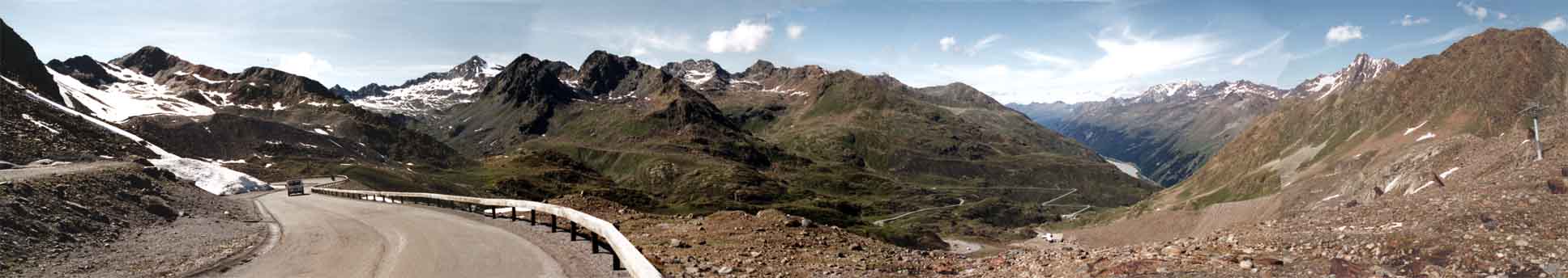Das Panorama zeigt den Blick von der letzten Kehre zurück ins Tal in nord-westlicher Richtung.Torsten Kähler