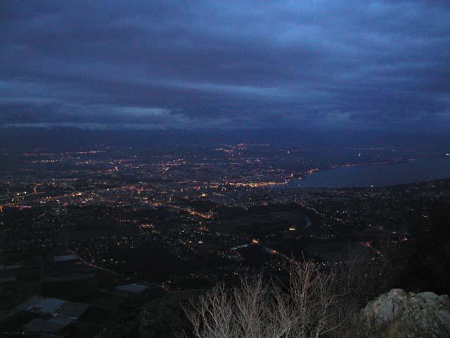 Blick vom Mont Sal&egrave;ve auf Genf bei Nacht.Mirko Thie&szlig;en