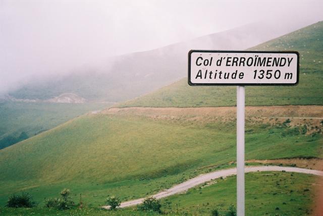 Das Passschild des Col de Erroimendy. Im Hintergrund gehts weiter zum Port de Larrau.