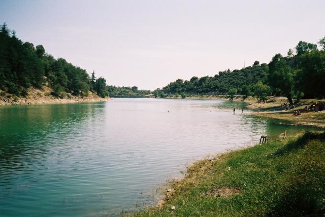 Westlich vom Mont Ventoux, bei Carombe, liegt der Stausee Lac de Paty - wunderschön.