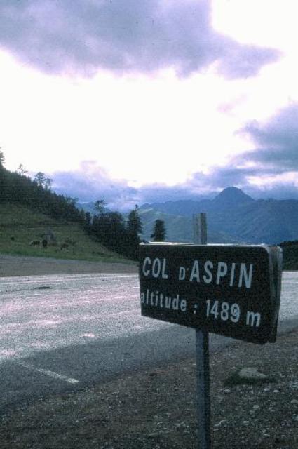 Das Passschild des Col d'Aspin mit Blick in Richtung Ste Marie de CampanHans Dietmar J&auml;ger